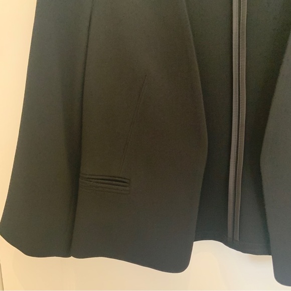 Judith & Charles sleek cropped black blazer, size 6 - Picture 2 of 5